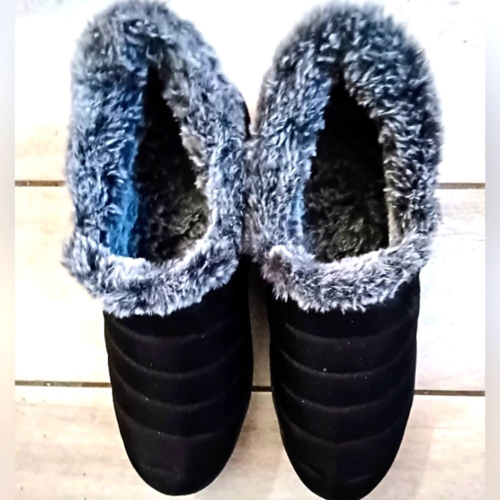 SOLD Minnetonka Tulsa low top rain booties with Faux fur NWOT sz 10